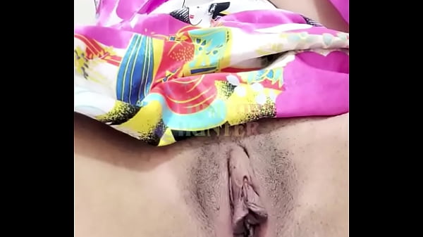 Usando um consolo de duas cabeças na buceta e no cuzinho